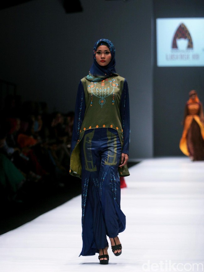 Rancangan Lutfiah Ibrahim Saleh yang menampilkan Koleksi Lusense Krisdayanti mengangkat tema Magical City di Jakarta Fashion Week 2017. Senayan City. Jakarta. [Foto: Mohammad Abduh/Wolipop]