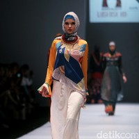 Rancangan Lutfiah Ibrahim Saleh yang menampilkan Koleksi Lusense Krisdayanti mengangkat tema Magical City di Jakarta Fashion Week 2017. Senayan City. Jakarta. [Foto: Mohammad Abduh/Wolipop]