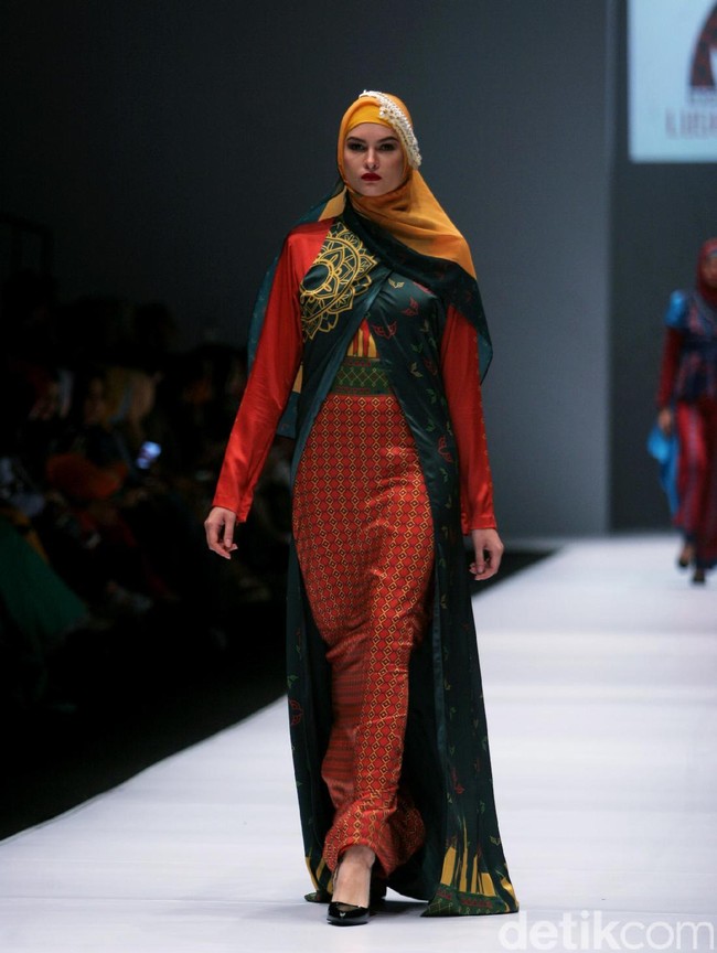 Rancangan Lutfiah Ibrahim Saleh yang menampilkan Koleksi Lusense Krisdayanti mengangkat tema Magical City di Jakarta Fashion Week 2017. Senayan City. Jakarta. [Foto: Mohammad Abduh/Wolipop]