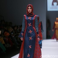 Rancangan Lutfiah Ibrahim Saleh yang menampilkan Koleksi Lusense Krisdayanti mengangkat tema Magical City di Jakarta Fashion Week 2017. Senayan City. Jakarta. [Foto: Mohammad Abduh/Wolipop]