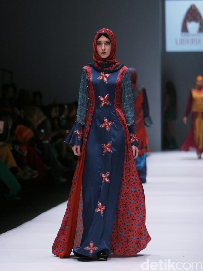 Rancangan Lutfiah Ibrahim Saleh yang menampilkan Koleksi Lusense Krisdayanti mengangkat tema Magical City di Jakarta Fashion Week 2017. Senayan City. Jakarta. [Foto: Mohammad Abduh/Wolipop]
