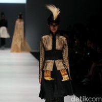 Koleksi Didi kali ini memasukan unsur budaya jawa dengan warna emas agar terkesan lebih anggun. [Foto: Mohammad Abduh/Wolipop]