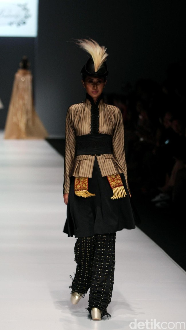 Koleksi Didi kali ini memasukan unsur budaya jawa dengan warna emas agar terkesan lebih anggun. [Foto: Mohammad Abduh/Wolipop]