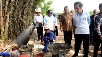 Jokowi meninjau pembangunan saluran air/drainase di Dusun Krajan, Desa Sumurgeneng, Kecamatan Jenu, Kabupaten Tuban, Jawa Timur, Senin (28/11/2016). Wening/Humas Mendes PDT.