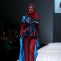 Rancangan Lutfiah Ibrahim Saleh yang menampilkan Koleksi Lusense Krisdayanti mengangkat tema Magical City di Jakarta Fashion Week 2017. Senayan City. Jakarta. [Foto: Mohammad Abduh/Wolipop]