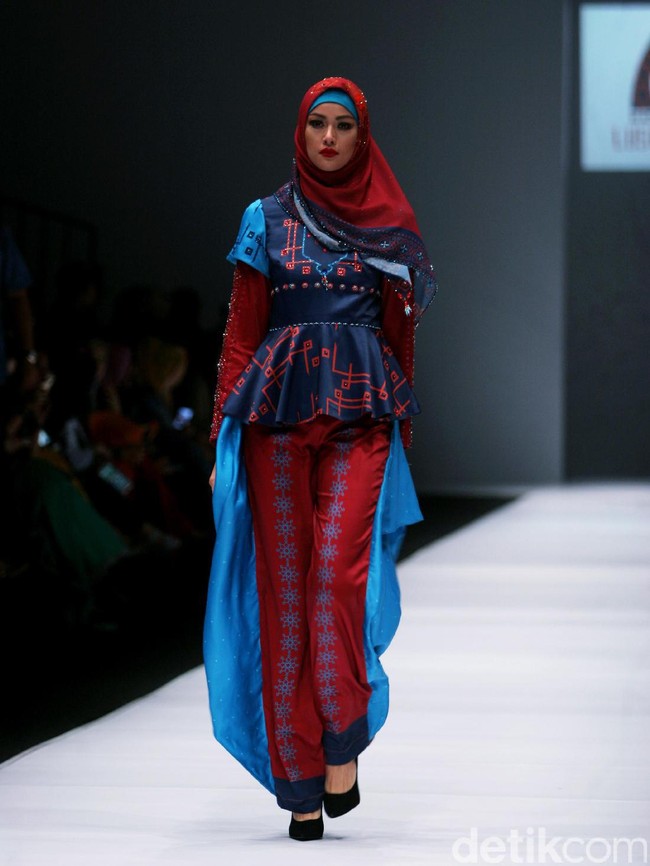 Rancangan Lutfiah Ibrahim Saleh yang menampilkan Koleksi Lusense Krisdayanti mengangkat tema Magical City di Jakarta Fashion Week 2017. Senayan City. Jakarta. [Foto: Mohammad Abduh/Wolipop]