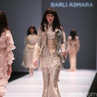 Koleksi Busana Barli Asmara yang mengangkat tema Glittery and Glamour di Jakarta fashion . Week 2017. Senayan City. Jakarta. [Foto: Mohammad Abduh/Wolipop]