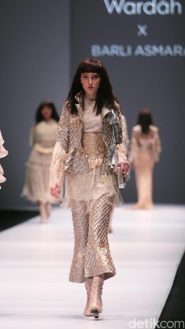 Koleksi Busana Barli Asmara yang mengangkat tema Glittery and Glamour di Jakarta fashion . Week 2017. Senayan City. Jakarta. [Foto: Mohammad Abduh/Wolipop]