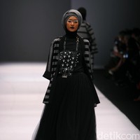 Koleksi Hannie Hananto mengangkat tema Wajik dan Garis di Jakarta Fashion Week 2017. Senayan City. Jakarta. [Foto: Mohammad Abduh/Wolipop]