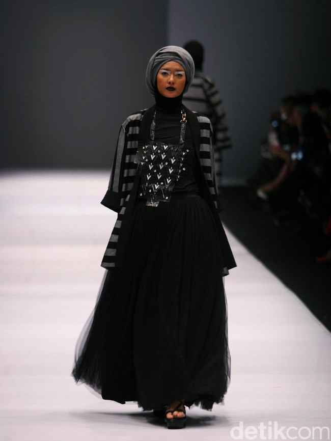 Koleksi Hannie Hananto mengangkat tema Wajik dan Garis di Jakarta Fashion Week 2017. Senayan City. Jakarta. [Foto: Mohammad Abduh/Wolipop]