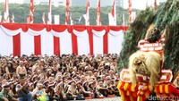 Ratusan murid SD yang mengenakan seragam pramuka terlihatsangat terhibur lewat aksi reog yang ditampilkan.
