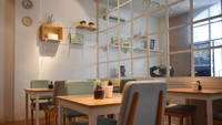 Berada di Rukan Permata Senayan, Anda bisa menemukan sebuah kafe yang lucu dengan nama Coffee Cup by Cherie.