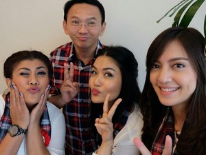 Kala Ahok Berpose Duck Face Bersama Cewek-cewek Kece
