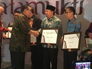 Ciptakan UMKM Berdaya Saing, Bupati Irsyad Raih Penghargaan Natamukti Satria