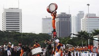 Sejumlah prajurit TNI memamerkan atraksi terbaiknya dengan menyusun formasi menggunakan alat drum band dan tentu saja berdiri di atasnya.