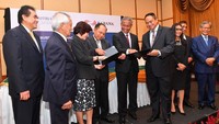 Perjanjian kerjasama ini akan memberikan fasilitas bagi investor institusi kedua negara (cross border investment) agar dapat  berinvestasi di pasar modal baik di Indonesia maupun Malaysia. Pool/dok Bahana.