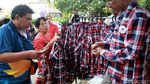 Penjual Baju Kotak-kotak di Rumah Lembang