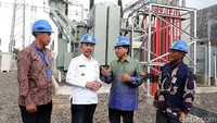 Wakil Gubernur Sumatera Selatan Ishak Mekki (dua dari kiri) dan Direktur Bisnis Regional Sumatera PLN Amir Rosidin (dua dari kanan) berbincang usai meninjau gardu induk.