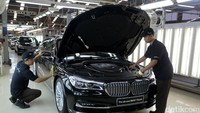 Pekerja merakit BMW 730Li.