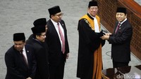 Babak ketiga, Setya Novanto dilantik kembali menjadi Ketua DPR pada sidang paripurna Rabu (30/11/2016). Ade Komarudin tak hadir dalam prosesi pergantian ketua DPR yang terjadi dua kali dalam setahun itu. (Foto: Lamhot Aritonang/detikcom).