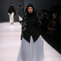 Koleksi Hannie Hananto mengangkat tema Wajik dan Garis di Jakarta Fashion Week 2017. Senayan City. Jakarta. [Foto: Mohammad Abduh/Wolipop]