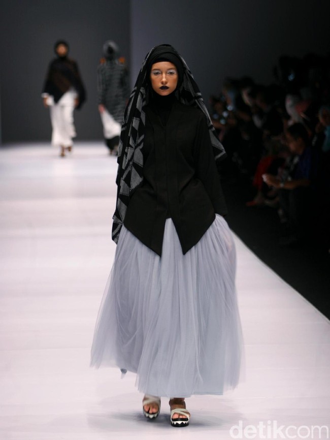 Koleksi Hannie Hananto mengangkat tema Wajik dan Garis di Jakarta Fashion Week 2017. Senayan City. Jakarta. [Foto: Mohammad Abduh/Wolipop]
