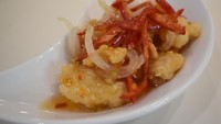 Camilan gurih yang satu ini punya rasa gurih asam. Potongan daging ayam berbalut tepung yang renyah disiram dengan saus khas Thailand. Hmm, enak!