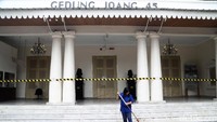 Seorang petugas tengah menyapu di depan Gedung Joang 45, Jakarta Pusat, Rabu (30/11/2016) yang sementara ditutup.