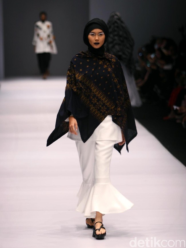 Koleksi Hannie Hananto mengangkat tema Wajik dan Garis di Jakarta Fashion Week 2017. Senayan City. Jakarta. [Foto: Mohammad Abduh/Wolipop]