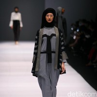 Koleksi Hannie Hananto mengangkat tema Wajik dan Garis di Jakarta Fashion Week 2017. Senayan City. Jakarta. [Foto: Mohammad Abduh/Wolipop]