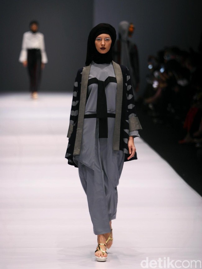 Koleksi Hannie Hananto mengangkat tema Wajik dan Garis di Jakarta Fashion Week 2017. Senayan City. Jakarta. [Foto: Mohammad Abduh/Wolipop]