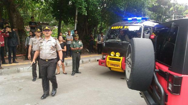  Pengamanan di area lokasi penemuan benda mencurigakan di JPO Tosari, Jl MH Thamrin, Jakpus, Rabu (30/11/2016)