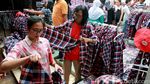 Penjual Baju Kotak-kotak di Rumah Lembang