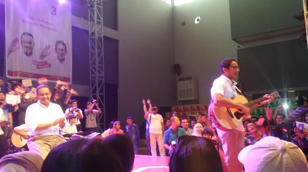 Anies-Sandi Kampanye di GOR Cempaka Putih, Ajak Pendukung Nyanyi