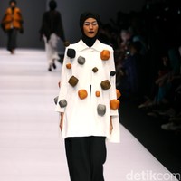 Koleksi Hannie Hananto mengangkat tema Wajik dan Garis di Jakarta Fashion Week 2017. Senayan City. Jakarta. [Foto: Mohammad Abduh/Wolipop]