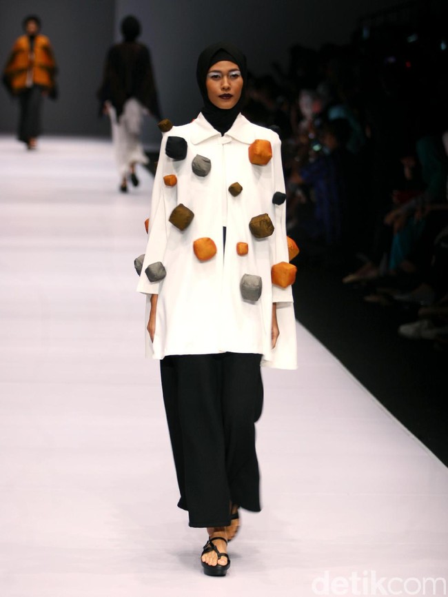 Koleksi Hannie Hananto mengangkat tema Wajik dan Garis di Jakarta Fashion Week 2017. Senayan City. Jakarta. [Foto: Mohammad Abduh/Wolipop]