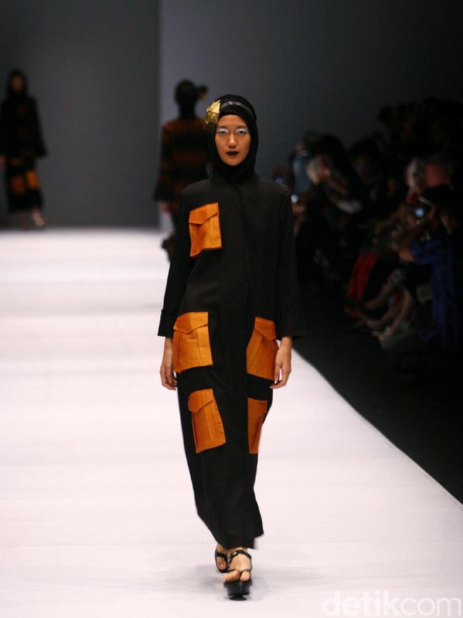 Koleksi Hannie Hananto mengangkat tema Wajik dan Garis di Jakarta Fashion Week 2017. Senayan City. Jakarta. [Foto: Mohammad Abduh/Wolipop]