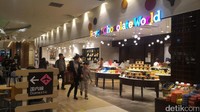 Pelintas bandara New Chitose sering menghentikan langkah ketika melalui pertokoan makanan ringan di bandara New Chitose, Sapporo, Jepang. Aktivitas pabrik pembuatan cokelat mencuri perhatian mereka (aryo/detikTravel)