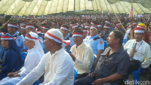Pemuda pemudi pakai ikat kepala merah putih.