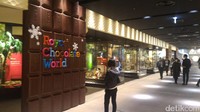 Royce Chocolate Factory merupakan salah satu hiburan yang disediakan oleh Royce Chocolate World. Perusahaan ini tak sekedar memajang dagangan berupa coklat di counter miiliknya sepanjang sekitar 200 m. Pabrik ini melintang sepanjang 50 m (aryo/detikTravel)