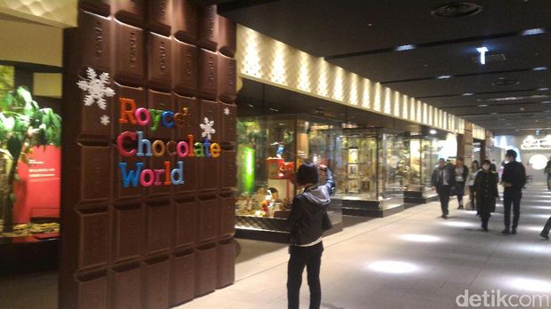 Pengunjung di depan pabrik coklat Royce Chocolate (Aryo/detikTravel)