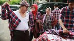 Penjual Baju Kotak-kotak di Rumah Lembang