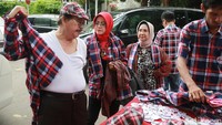 Calon pembeli memilih baji kotak-kotak di lapak penjual yang berada di depan Rumah Lembang.