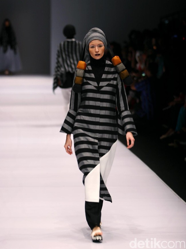 Koleksi Hannie Hananto mengangkat tema Wajik dan Garis di Jakarta Fashion Week 2017. Senayan City. Jakarta. [Foto: Mohammad Abduh/Wolipop]