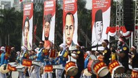 Sejumlah drum band semakin menambah keseruan acara.