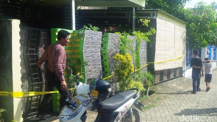 Kepergok Selingkuhi Istri Polisi, Rumah Guru Madrasah di Bone Dibakar Massa