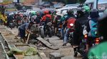 Parkir Liar Rebut Hak Pejalan Kaki di Jalan Dewi Sartika