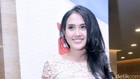 Maggie yang mengenakan anting berukuran besar tampak happy. Pool/Noel/detikFoto.