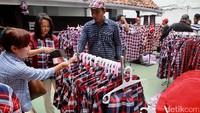 Selain itu, mereka menjual berbagai atribut lain seperti topi dan pin dalam berbagai desain dan warna.