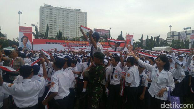 Peserta tetap semangat meski diguyur hujan.